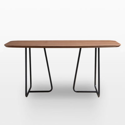Noordse Teruggewonnen Houten die Eettafel voor 4 Ijzerkader wordt geplaatst